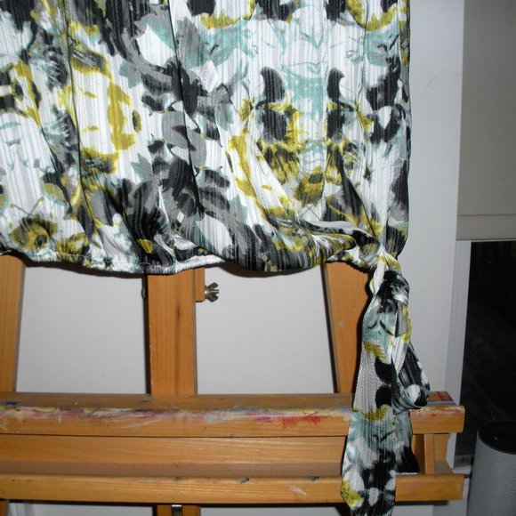 Guess printed silk like blouse with low v snap front and tie bottom SX: L - Picture 6 of 6